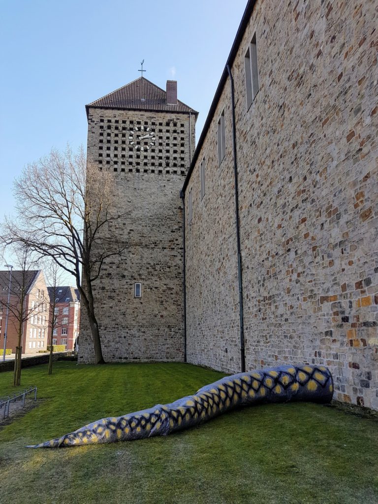 Schlange Heilig Kreuz Kirche 1