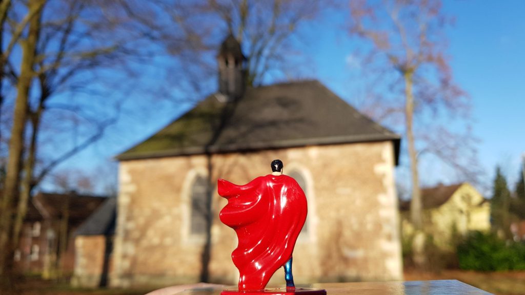 Superman vor der Kirche