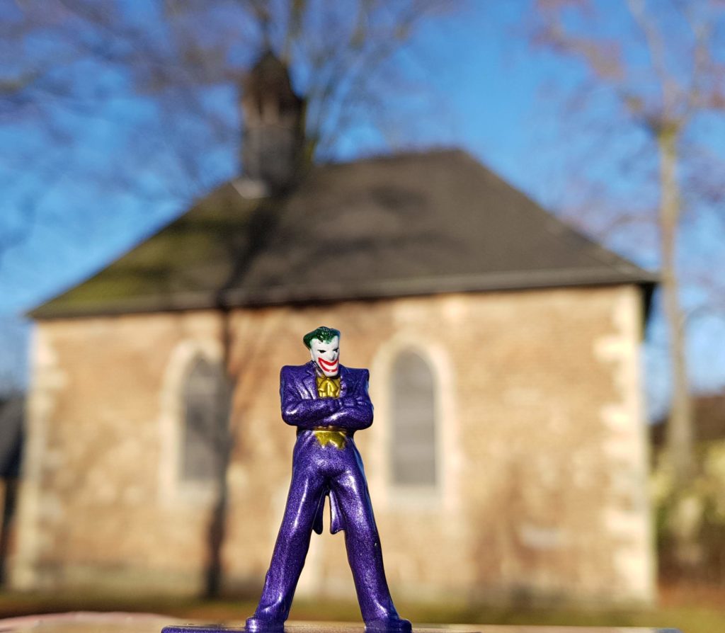 Joker vor der Kirche